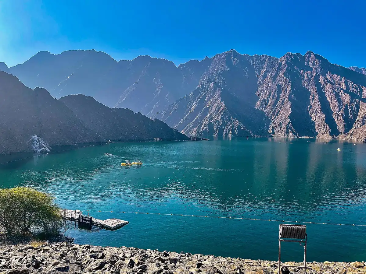 Der türkisfarbene Stausee von Hatta zwischen den Bergen